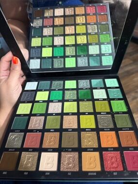EARTHY Beauty Bay  42-Colour Palette Makeup Palette